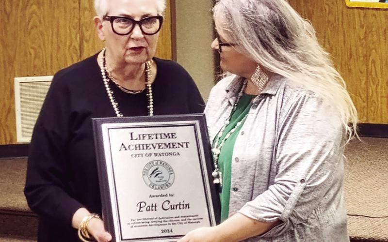 Patt Ward Curtin (L) receives a lifetime achievement award plaque Feb. 29 from Watonga CIty Manager Karrie Beth Little. Curtin is known as an educator and thespian whose dedication to the LIberty Theatre and play production brought the theater group and the town to prominence and won several national awards.