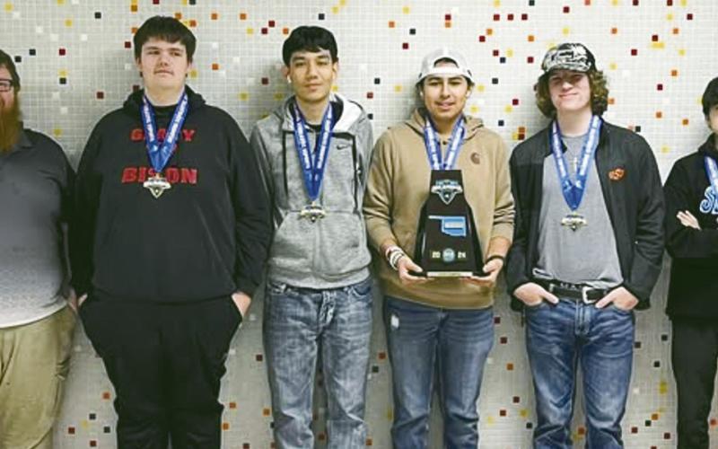The Geary Esports students are state champions. The Finals team (LEFT) consisted of Donnie Spottedcorn, Kameon Kiener, Easton Gorman, Alex Sanchez and Calixto Silva. Their official record was 12-1. Make sure to congratulate these boys on their hard-fought and welldeserved victory when you see them (BELOW) with their medals .