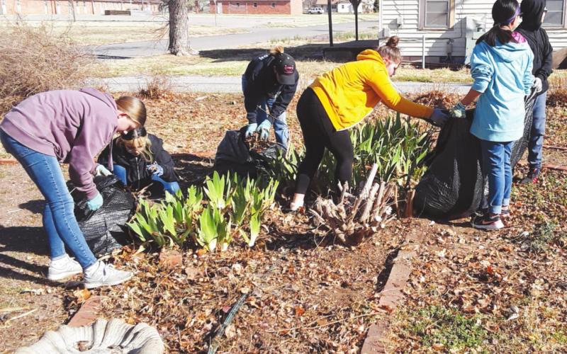 Watonga Middle School Stuco Volunteers at Ferguson Chapel