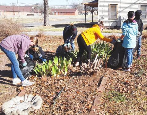 Watonga Middle School Stuco Volunteers at Ferguson Chapel